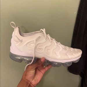 white vapor maxes nike. all white size 10.5. could easily clean,decent condition